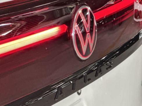 Used 2025 Volkswagen Atlas Cross Sport SEL R-Line AWD/4WD image 10
