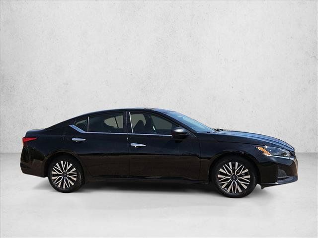 Used 2025 Nissan Altima 2.5 SV FWD image 4