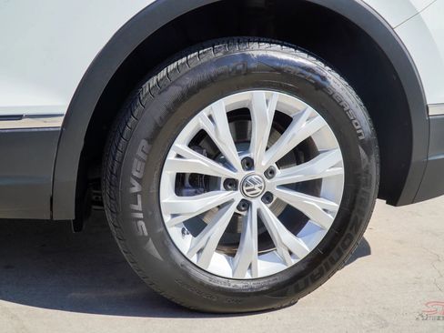 Used 2018 Volkswagen Tiguan SE w/ Panoramic Sunroof Package image 10