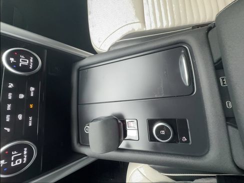 Used 2024 Land Rover Discovery Dynamic SE AWD/4WD image 46