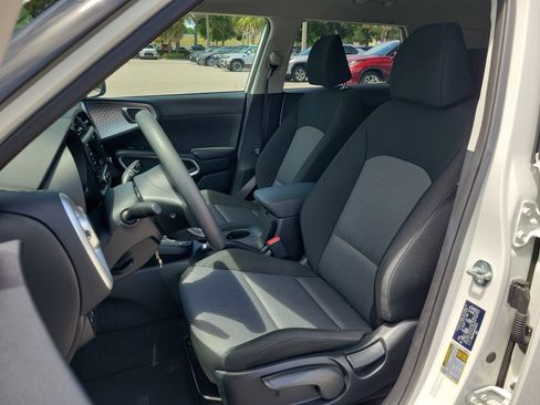Used 2025 Kia Soul LX w/ LX Technology Package FWD image 14