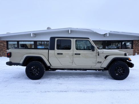 Used 2022 Jeep Gladiator Sport image 8