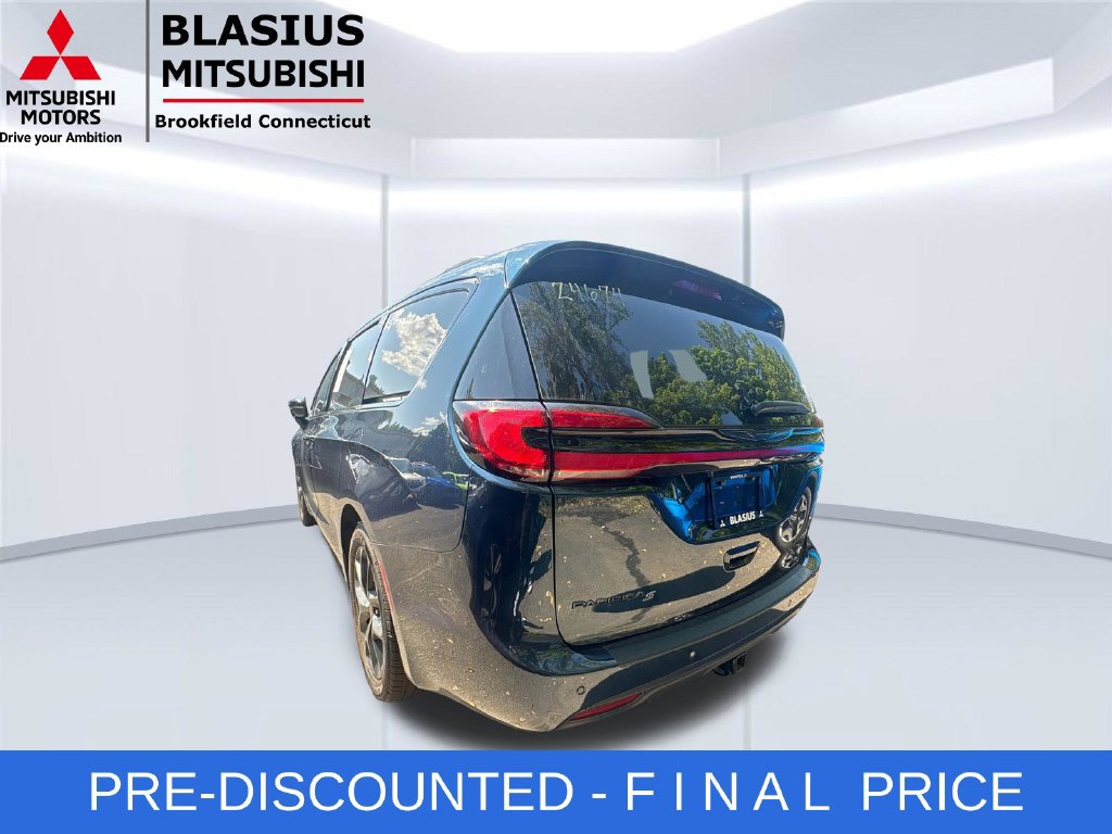 Used 2023 Chrysler Pacifica Limited w/ S Appearance Package FWD image 11