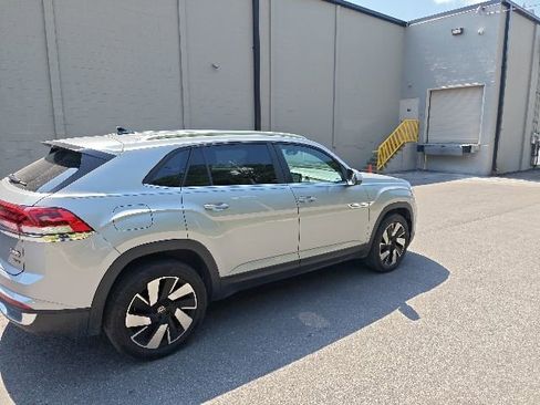 Used 2024 Volkswagen Atlas Cross Sport SE AWD/4WD image 3