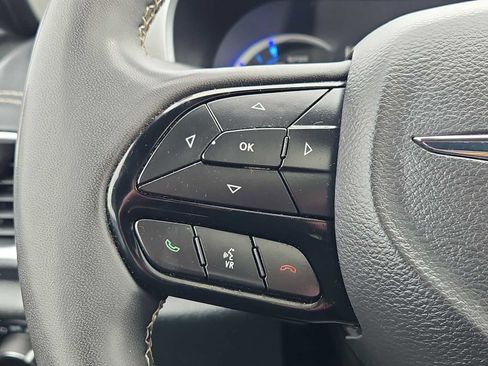 Used 2024 Chrysler Pacifica Premium image 28