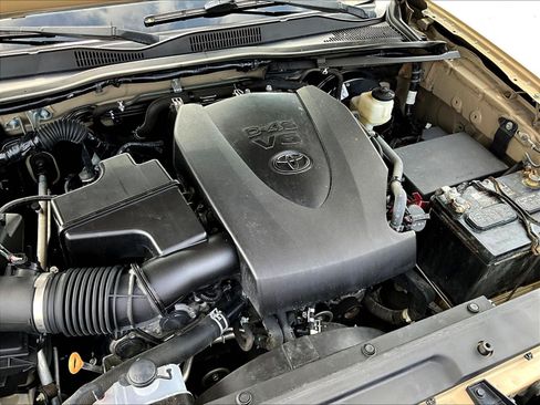 Used 2020 Toyota Tacoma TRD Sport AWD/4WD image 30