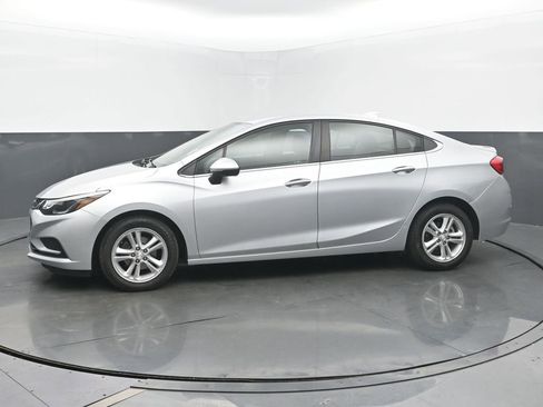 Used 2018 Chevrolet Cruze LT w/ Convenience Package FWD image 2