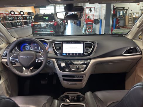 Used 2023 Chrysler Pacifica Touring-L image 14