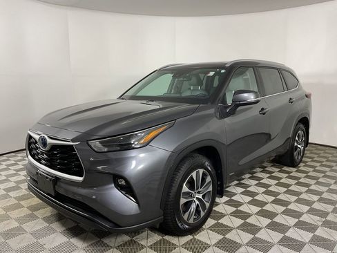 Used 2024 Toyota Highlander XLE image 4