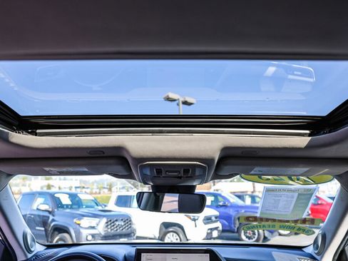 Used 2023 Toyota Highlander Limited image 8