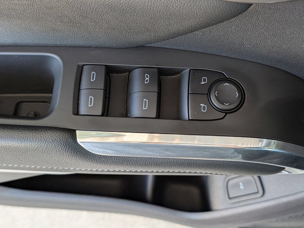 Used 2024 Chevrolet Traverse LT FWD image 17