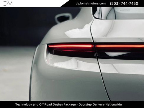 Used 2024 Porsche Taycan 4 Cross Turismo w/ Technology Package (P6F) image 15