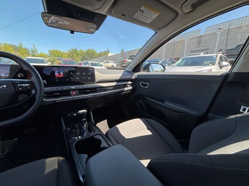Used 2025 Kia K4 LXS image 34