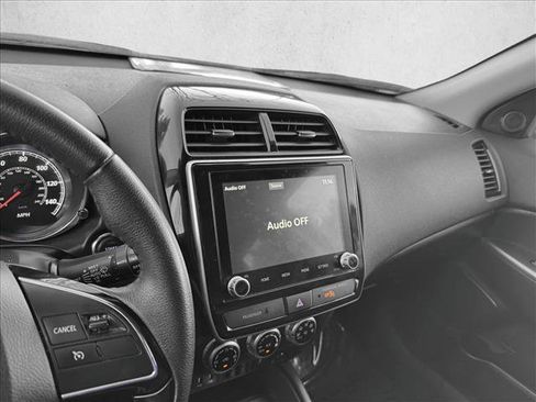 Used 2024 Mitsubishi Outlander SE image 11