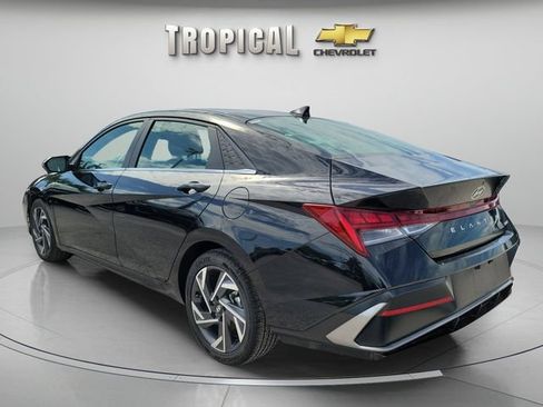 Used 2025 Hyundai Elantra Limited FWD image 3