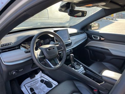 Used 2025 Jeep Compass Limited image 6