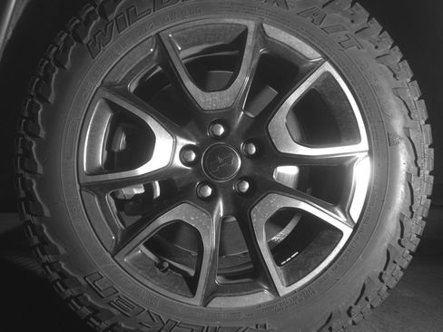Used 2025 Jeep Compass Trailhawk AWD/4WD image 12