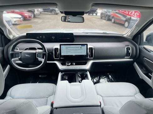 Used 2025 Ford Expedition Platinum image 10