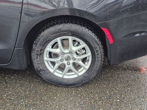 Used 2023 Chrysler Pacifica Touring-L image 7