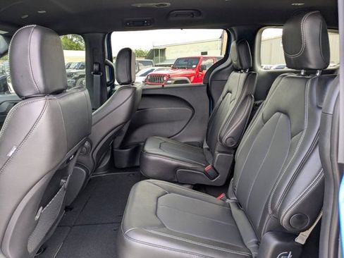 New 2026 Chrysler Pacifica Select FWD image 14