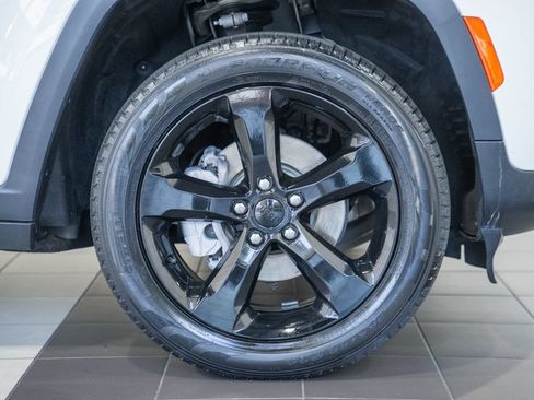 Certified 2023 Jeep Grand Cherokee Limited w/ Black Appearance Package AWD/4WD image 18