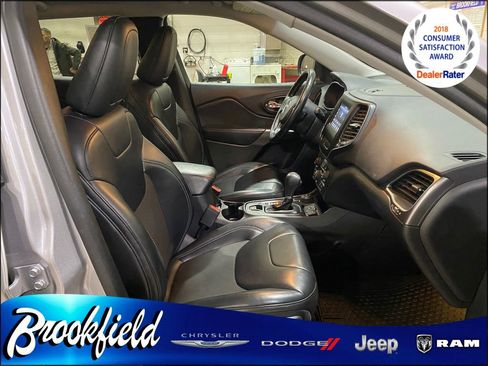 Used 2019 Jeep Cherokee Latitude Plus w/ Cold Weather Group AWD/4WD image 20