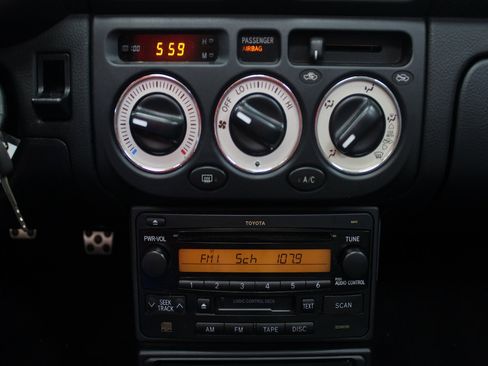 Used 2004 Toyota MR2 image 32