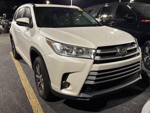 Used 2017 Toyota Highlander XLE image 4