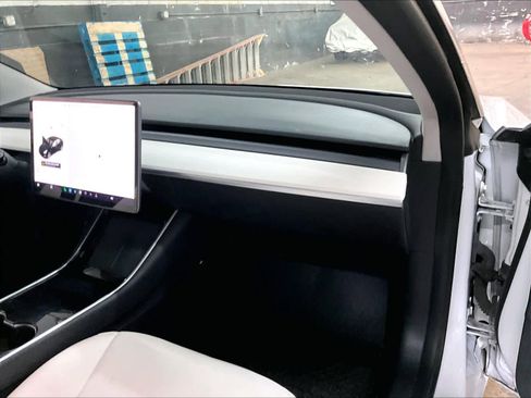 Used 2020 Tesla Model 3 Standard Range image 17