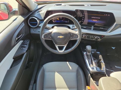 Used 2025 Chevrolet Trax LT w/ LT Convenience Package FWD image 21