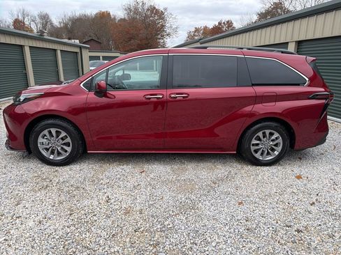 Used 2025 Toyota Sienna XLE image 2