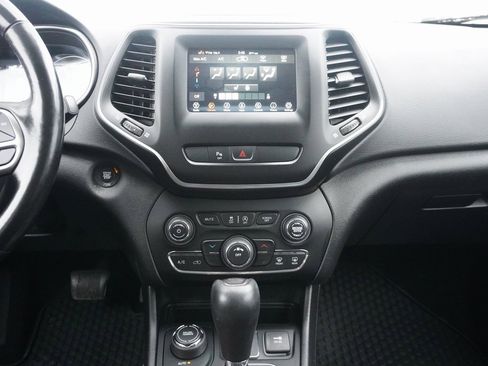 Used 2020 Jeep Cherokee Latitude Plus w/ Cold Weather Group image 19