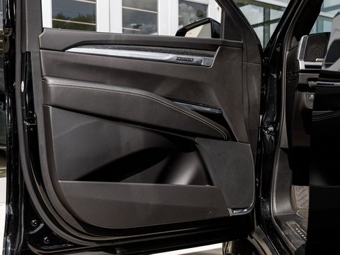 Used 2025 Cadillac Escalade ESV V image 19