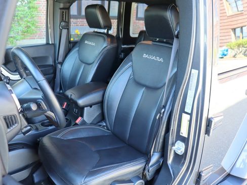 Used 2017 Jeep Wrangler Unlimited Sahara w/ Dual Top Group AWD/4WD image 12