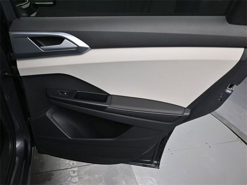 Certified 2025 Volkswagen Taos SE image 31