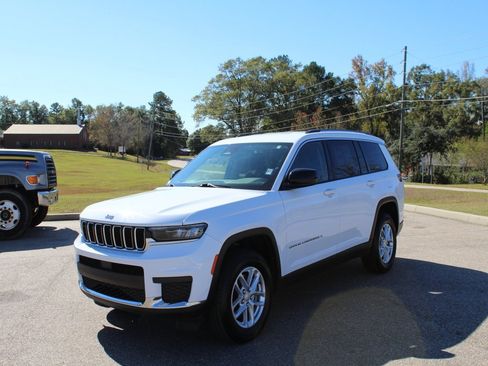 Used 2023 Jeep Grand Cherokee L Laredo image 2