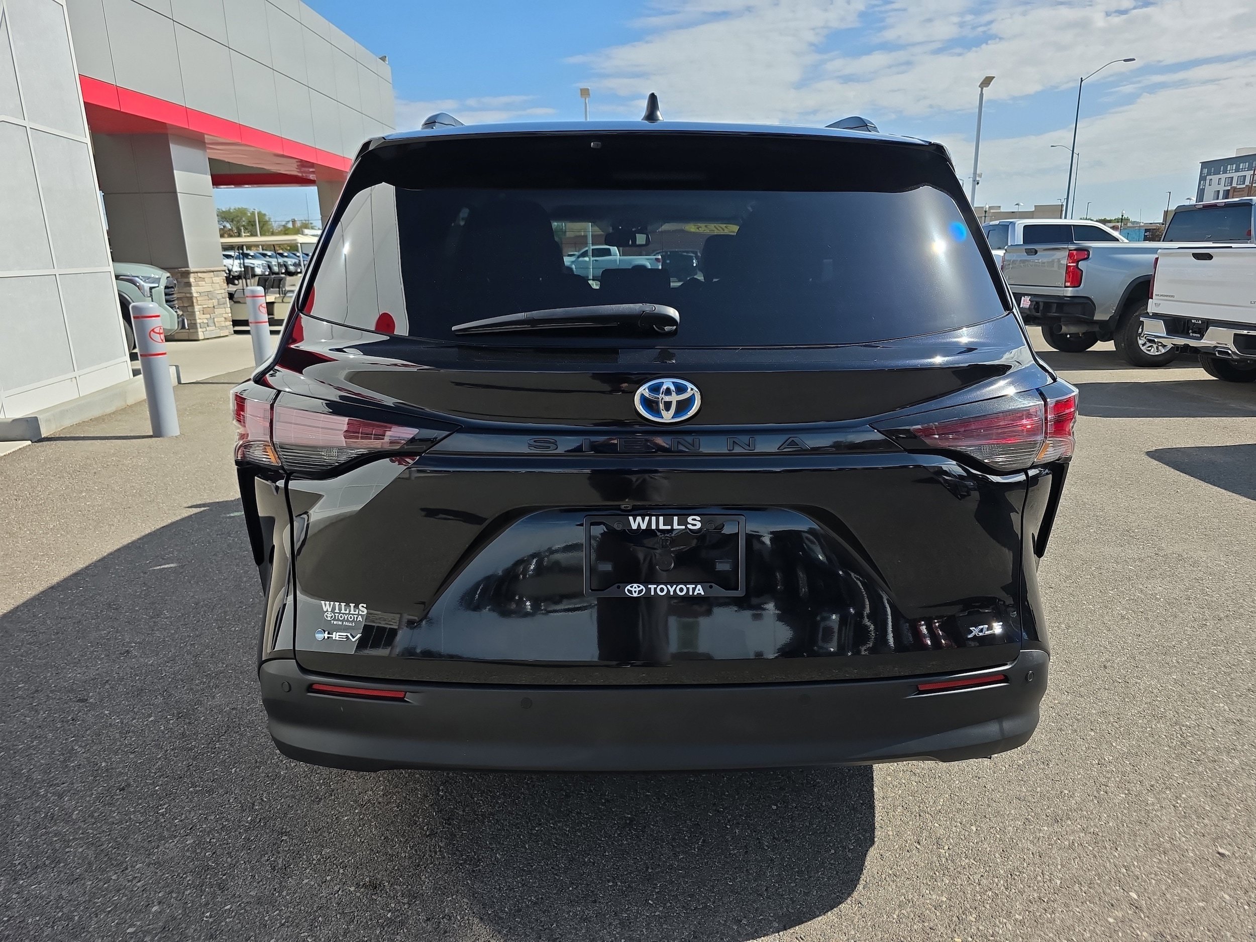 Used 2025 Toyota Sienna XLE FWD image 7
