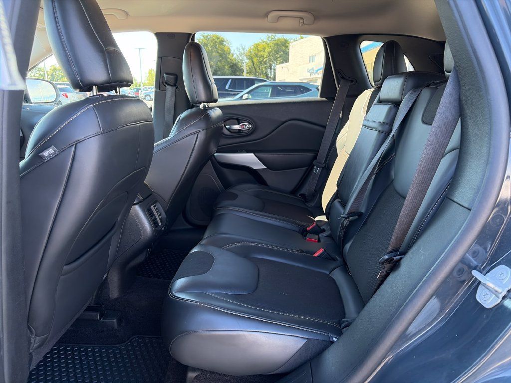 Used 2018 Jeep Cherokee Latitude Plus w/ Cold Weather Group AWD/4WD image 25