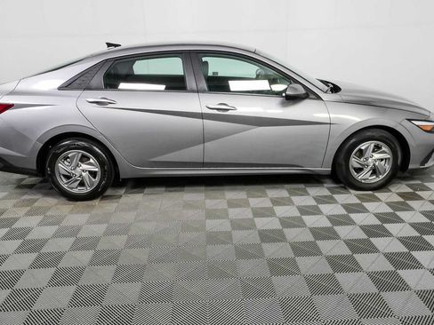 Used 2025 Hyundai Elantra SE FWD image 2