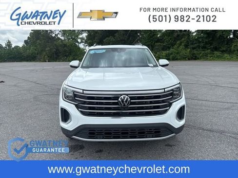 Used 2025 Volkswagen Atlas SE FWD image 2