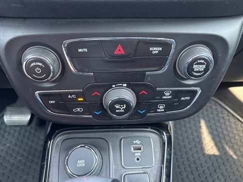Used 2018 Jeep Compass Latitude w/ Popular Equipment Group AWD/4WD image 9