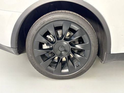 Used 2024 Tesla Model Y Long Range image 34