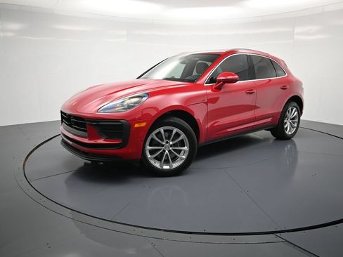 Certified 2025 Porsche Macan AWD/4WD image 36