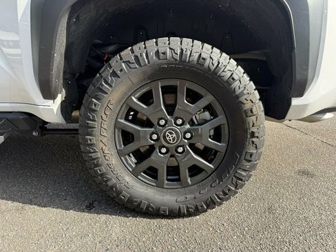 Used 2025 Toyota 4Runner SR5 AWD/4WD image 9