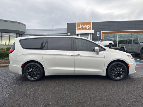 Used 2021 Chrysler Pacifica Touring w/ S Appearance Package image 8