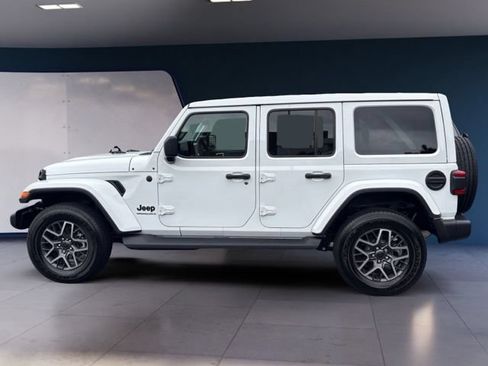 Used 2026 Jeep Wrangler Unlimited Sahara AWD/4WD image 2