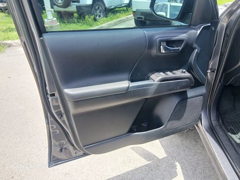 Used 2017 Toyota Tacoma TRD Sport w/ Tow Package RWD image 12