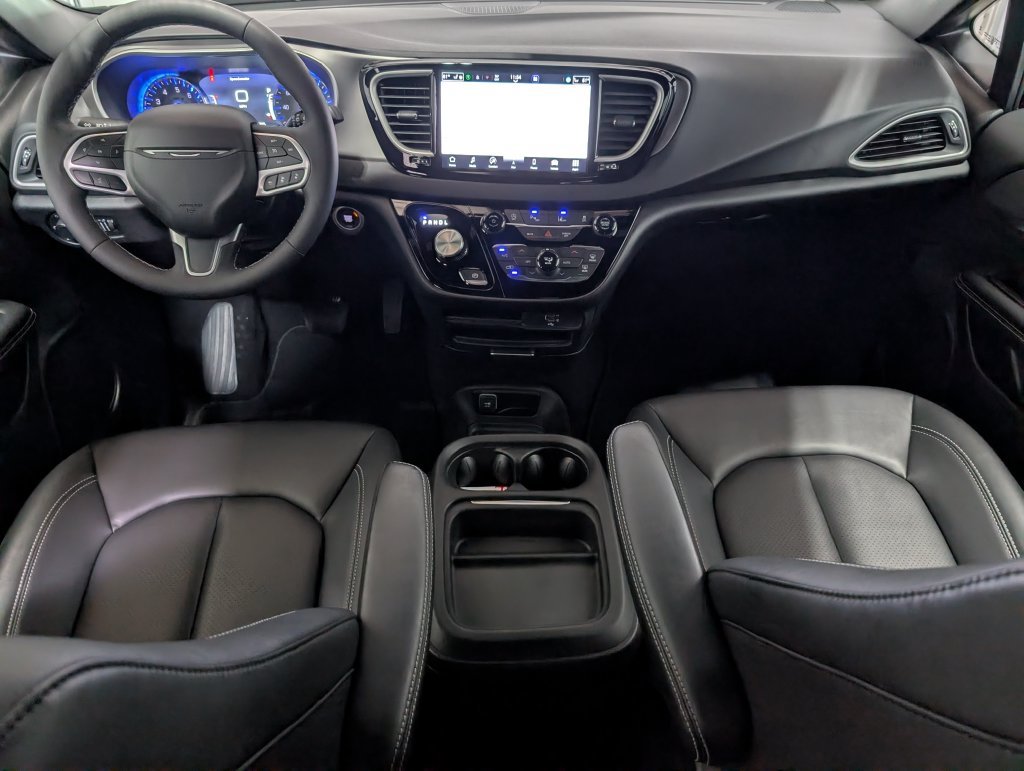 Used 2027 Chrysler Pacifica Select w/ Family Tech Group FWD image 12