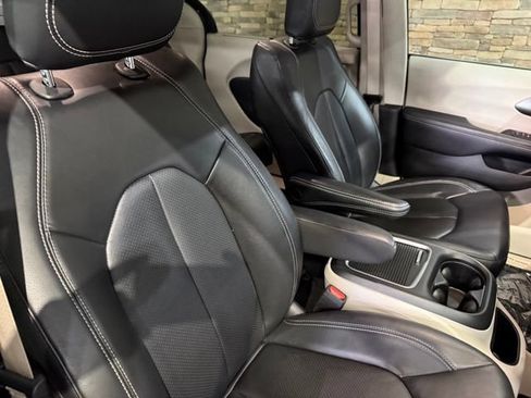 Used 2022 Chrysler Pacifica Touring-L AWD/4WD image 25