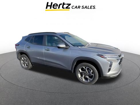 Used 2025 Chevrolet Trax LT image 2